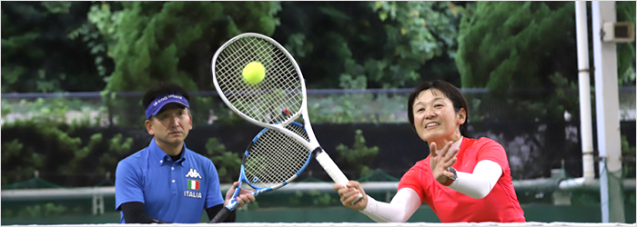 湧き出るイキイキとした笑顔テニスって気分爽快